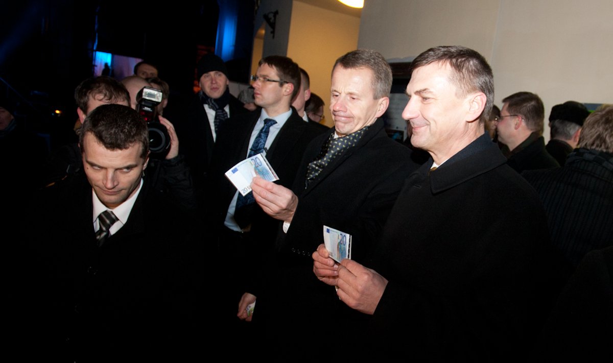 Peaminister Andrus Ansip ja rahandusminister Jürgen Ligi olid esimeste seas, kes 20-eurosed pangaautomaadist välja võtsid.