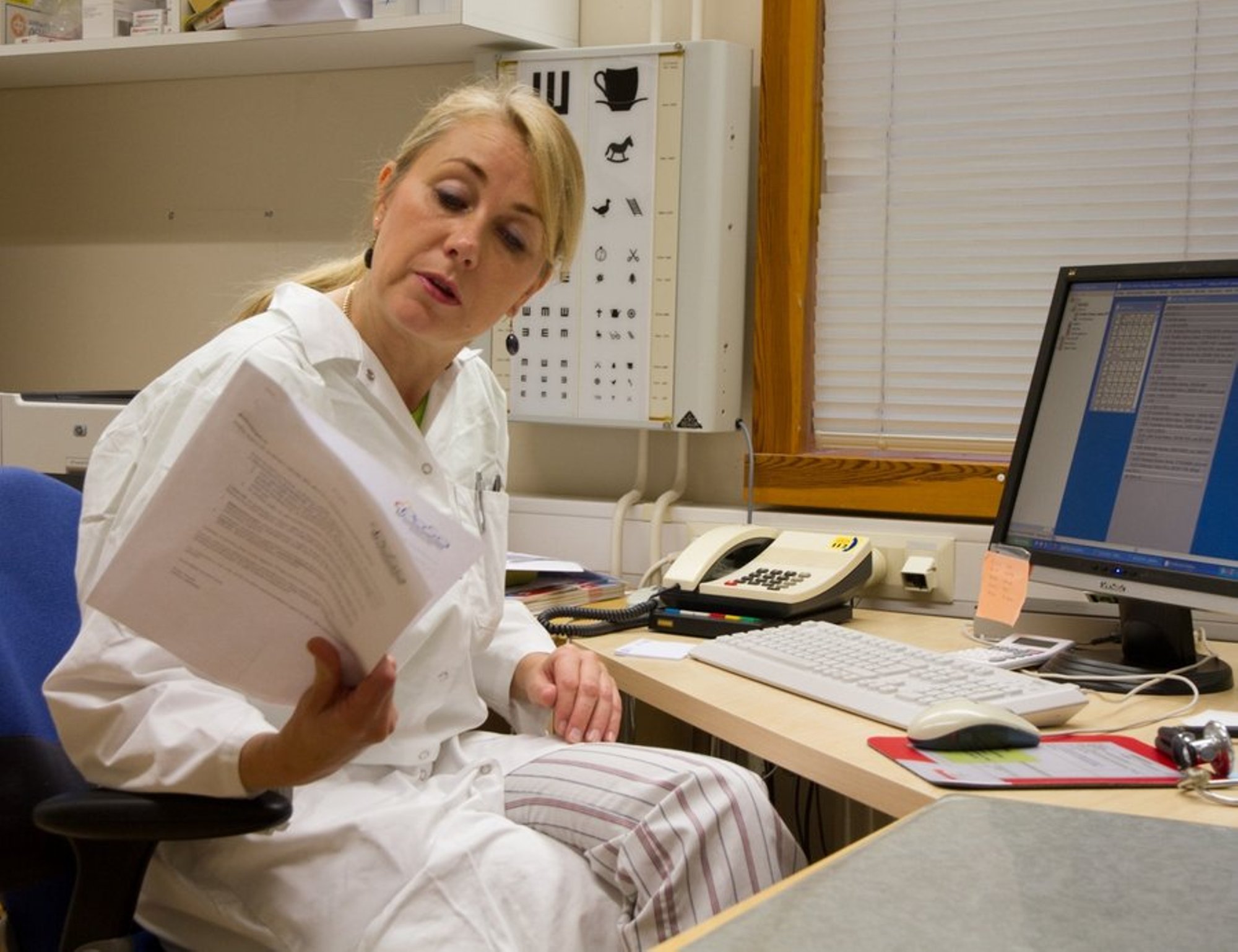 Врач в кабинете женщина терапевт. Фото врачей за работой. Врачи в Финляндии. Женщины врачи терапевты за работой.
