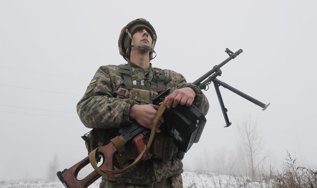 KANGELANE: Ukraina territoriaalkaitse liige Oleh Vašõlišin näitab kuulipildujat, millega ta reedel Kiievi lähistel Vene raketi alla tulistas.