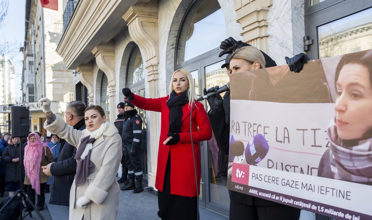 Venemeelse populistliku erakonna ȘOR esindaja Marina Tauber (keskel) väidab, et president Maia Sandu koondab enda kätte kogu võimutäiust.