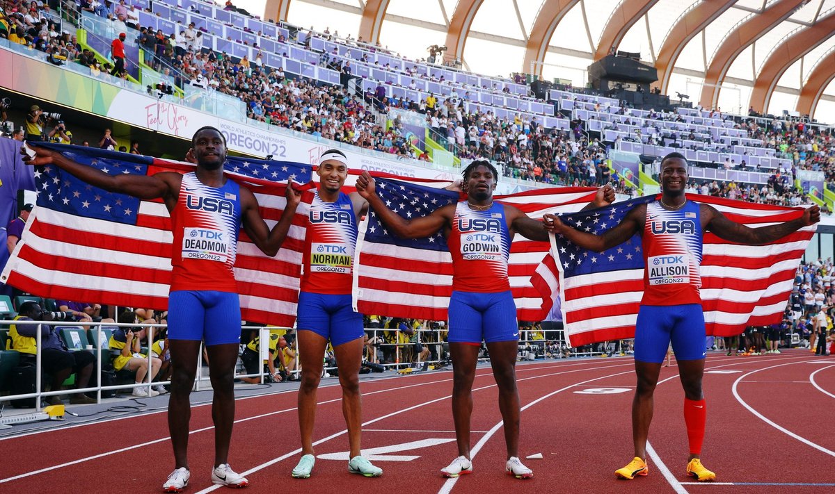 USA kuldne 4 x 400 m teatejooksu võistkond. Kokku teenisid ameeriklased 33 medalit.