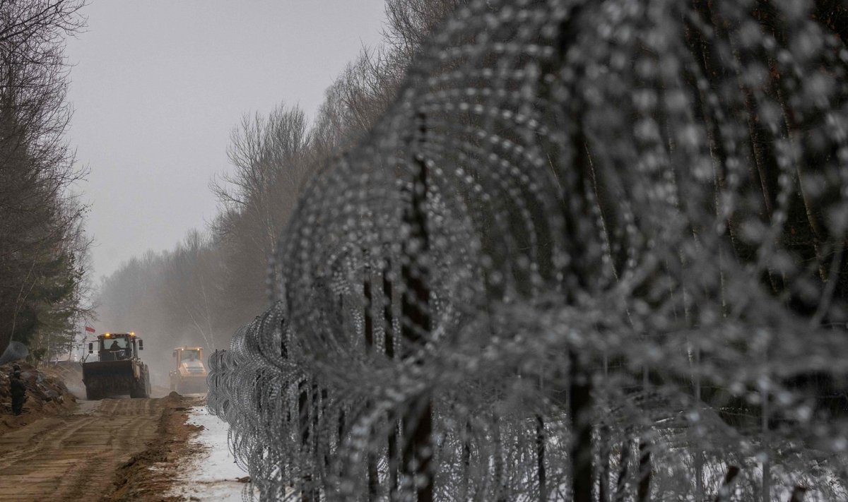 Töölised on juba asunud uut müüri ehitama, mille kõrgus tuleb vähemalt viis meetrit. Uus müür asendab eelmist lühemat müüri, mida on näha pildil.