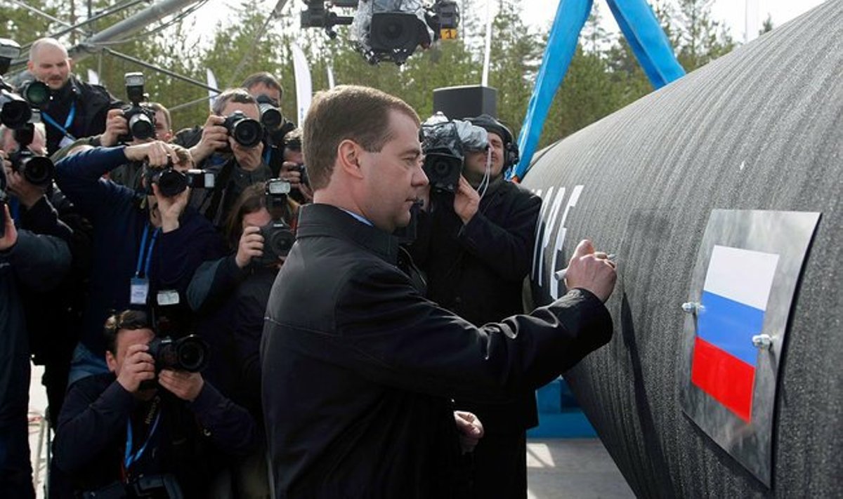 9. aprill 2010. Dmitri Medvedev Venemaa tollase presidendina märgistamas vette lastavat Nord Stream 1 toru.