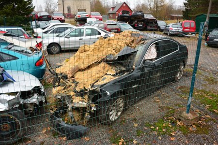 Õhulennu teinud BMW seisab avariiliste autode parklas