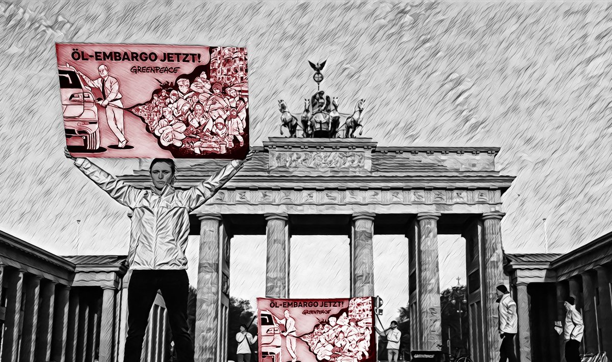 Meeleolud on siiski muutumas. Pildil nõuab Greenpeace'i aktivist Brandenburgi väravate eest Venemaale naftaembargo kehtestamist.