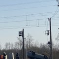 ФОТО | На железнодорожном переезде Лагеди произошла авария — автомобиль перевернулся на крышу