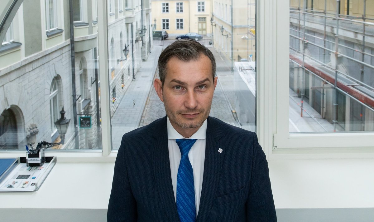 KÄEGA KATSUTAVAS ULATUSES: Siseministeeriumi asekantsler Veiko Kommusaar pidanuks saama PPA peadirektoriks. Aga siis läksid kõik tülli.