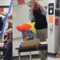 Südamlik VIDEO: Õpilased ajasid oma õpetaja õnnest nutma, kui talle üllatuspeo korraldasid