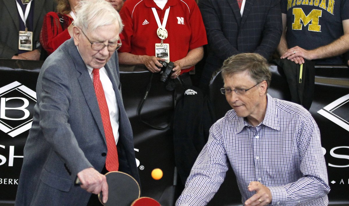 USA esimiljardärid Warren Buffett (vasakul) ja Bill Gates Buffetti korraldatud üritusel lauatennist mängimas.