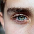 Чем грозит сухость глаз и как от нее избавиться: советы фармацевта