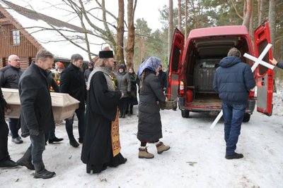 OMA LAULUGA TEELE Virve oli kirjutanud oma surma puhuks laulu valmis juba 10. märtsil 1985. Paar nädalat enne lahkumist andis ta laulusõnad Kihnu käsitöömemmele Lohu Ellale. Seesama laul saatis Virvet tema teel koduhoovist surnuaiale:
Täna on see päev mul jõudnud
kodust lahkuma ma pean
palju käidud teid ja radu
kõik nüüd maha jätma pean....
Kodu uks, mis mulle kallis
sinna ikka ihkasin
nüüd kõik jätan teiste hoolde
taevaisa kutsub mind...
Kallid lapsed, lapselapsed
ärge nutke pisaraid,
olen elus palju nutnud
pisaratest saanud järv.
Elu on ju nõnda loodud
kõigil tuleb oma tund.