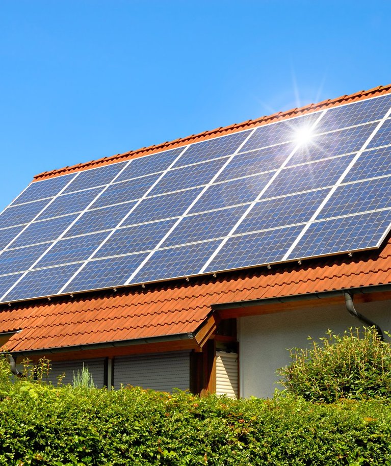 Katusele paigaldatud päikesepaneelid võimaldavad kevad-suvel suurema osa elektrivajadusest ise toota.