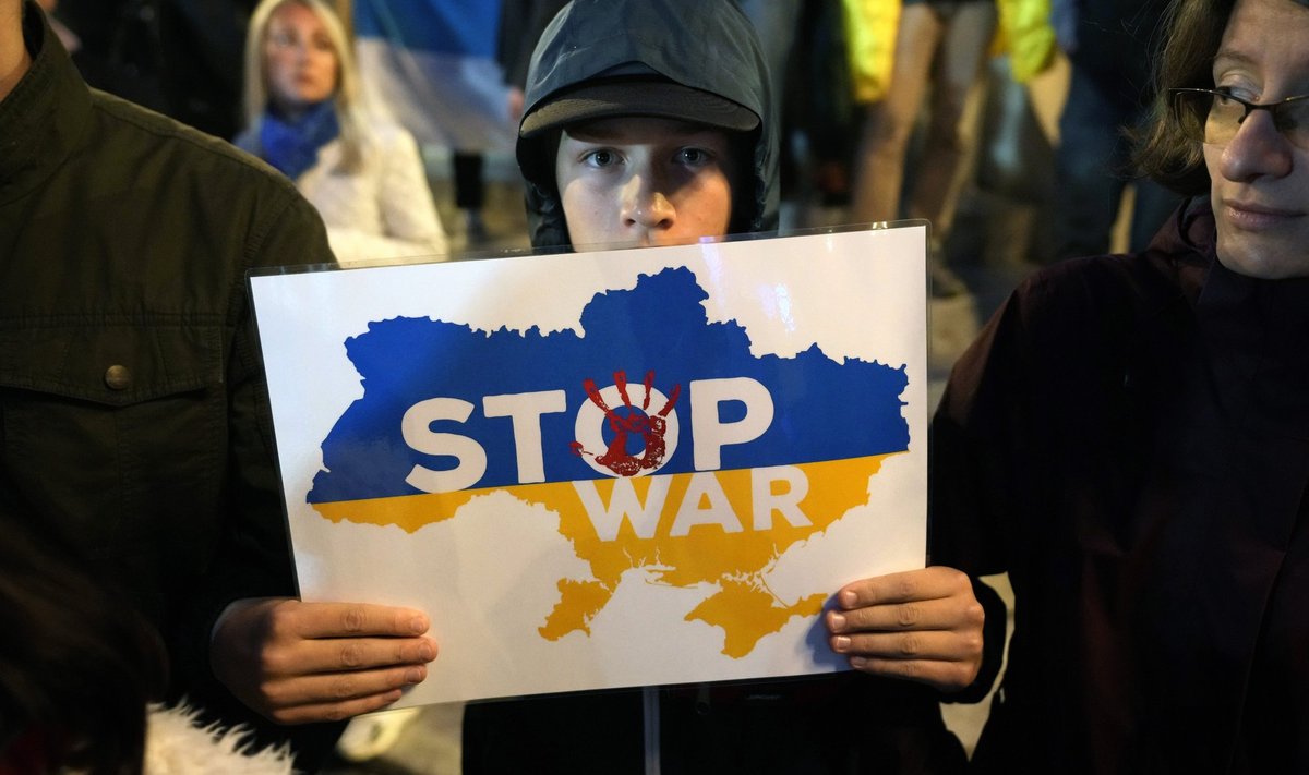 Poiss hoidmas sõjavastast plakatit Serbia pealinnas Belgradis toimunud meeleavaldusel. Foto illustreeriv