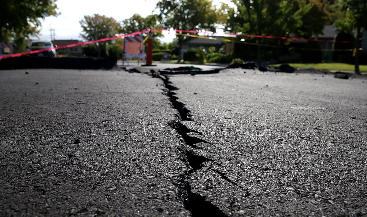 Maavärinast rebestatud sõidutee Napas, Californias 2014. aasta suvel.