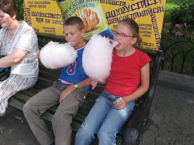 Kaspar ja Monika said Moskvas suhkruvatiga maiustada.