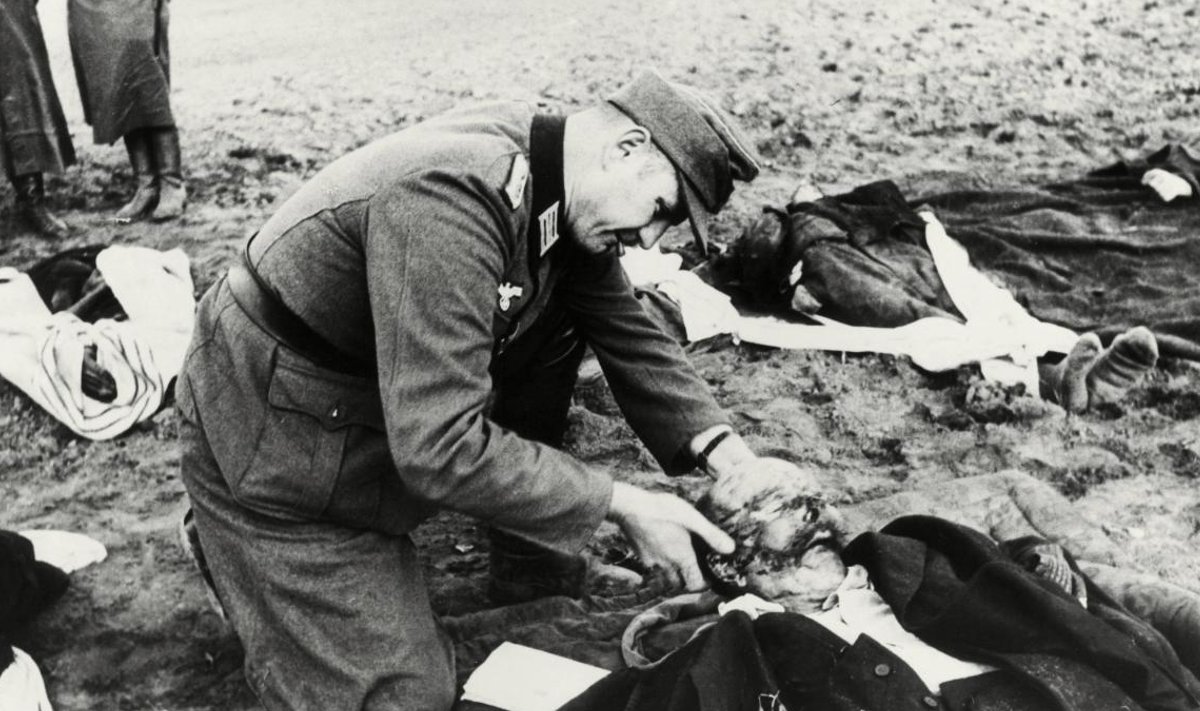 KÕIK JÄÄDVUSTATI: Mõrvaohvri uurimine Nemmersdorfis oktoobri lõpus 1944.