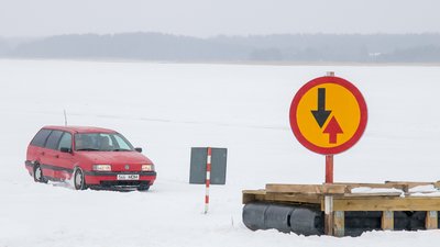 Neljapäeval, 8. märtsist on alates kella 8 avatud Tärkma–Triigi ehk Saaremaa–Hiiumaa vaheline jäätee sõidukitele massiga kuni 2,5 tonni.