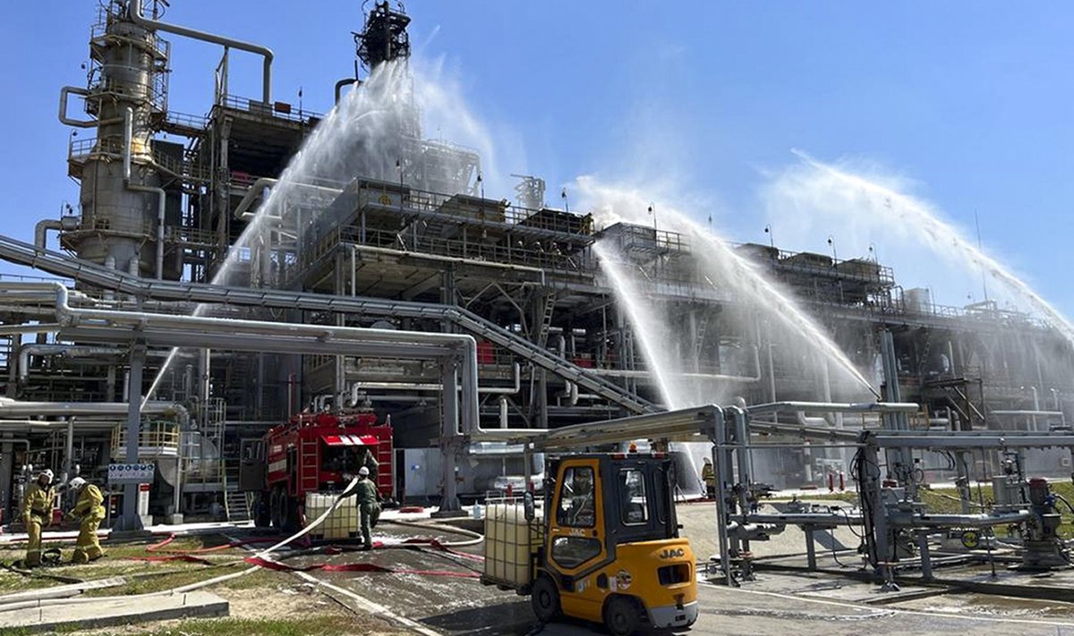 Vene tuletõrjujad eile Novošahtinski naftatöötlemistehases plahvatuselaadse sündmuse tagajärgi likvideerimas.