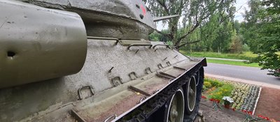 У танка-памятника