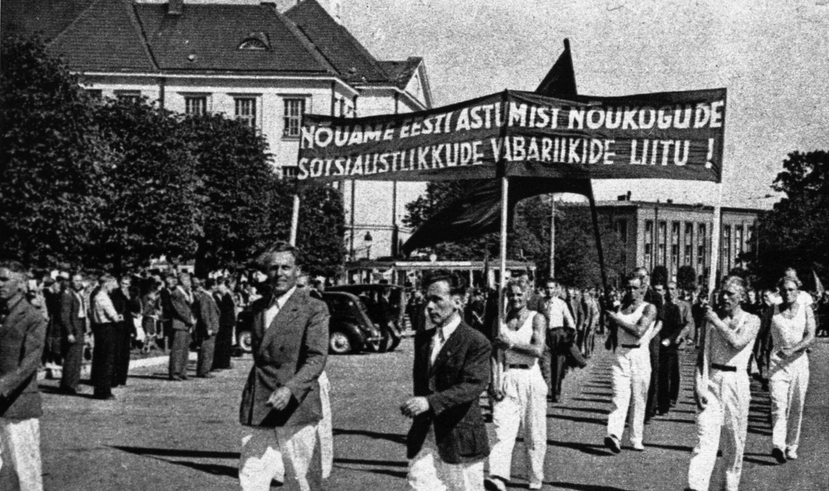 NSV Liidu poolt lavastatud meeleavaldusele saabujad riigivastase loosungiga Tallinnas Vabaduse väljakul juulis 1940