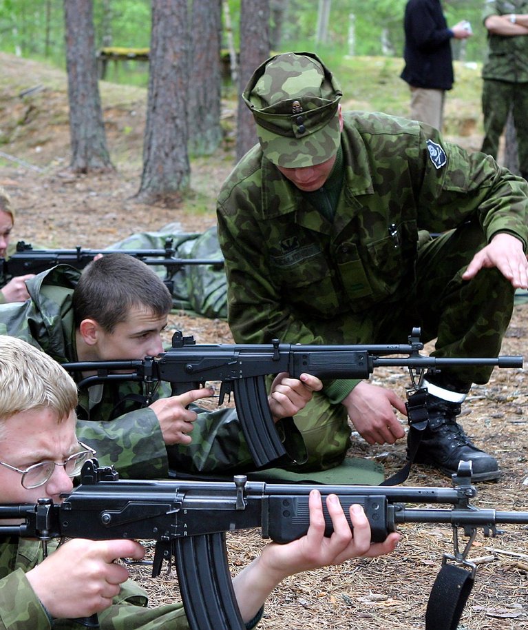 Vastseliina gümnaasiumi õpilased omandavad Kuperjanovi pataljoni allohvitseri juhendamisel teadmisi relvadest. Pilt on tehtud 2012. aastal.