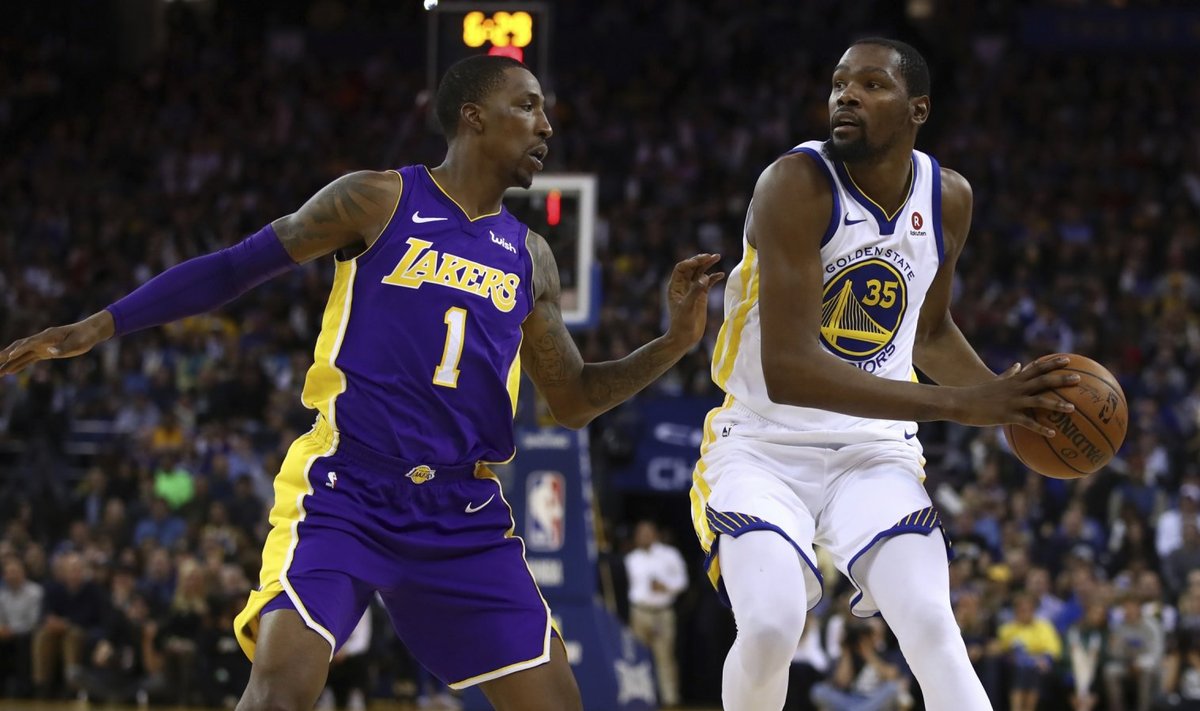 Kevin Durant (paremal) Lakersi tagamehe Kentavious Caldwell-Pope'i vastu