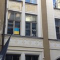 ФОТОРЕПОРТАЖ DELFI: Украинский флаг как постоянная "экспозиция" напротив российского посольства