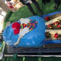 Американку с инициалами ММ похоронили в гробу в виде гигантской конфеты M&M’s