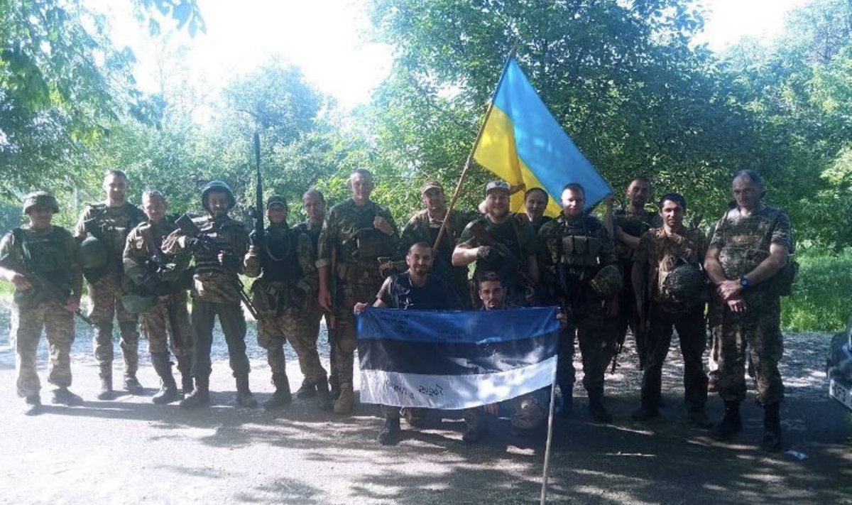 Vabatahtlikud Eesti ja Ukraina sõdurid.