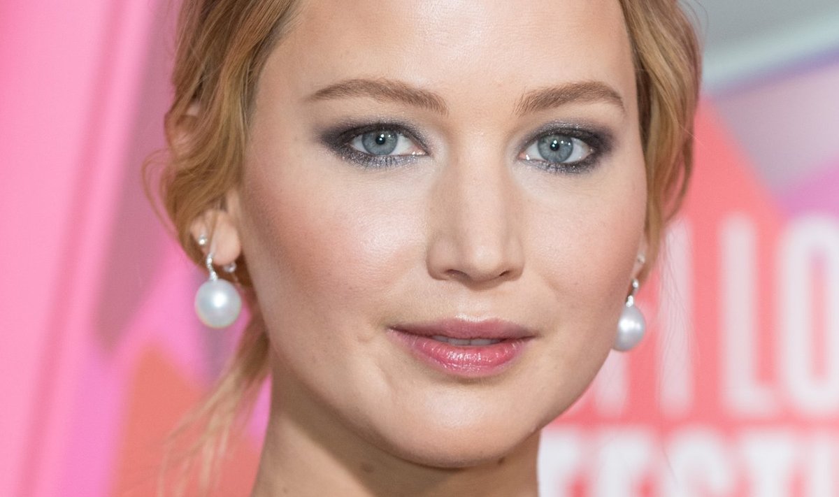 Pärlid panevad naise särama: veetlev Jennifer Lawrence pärlite kumas.