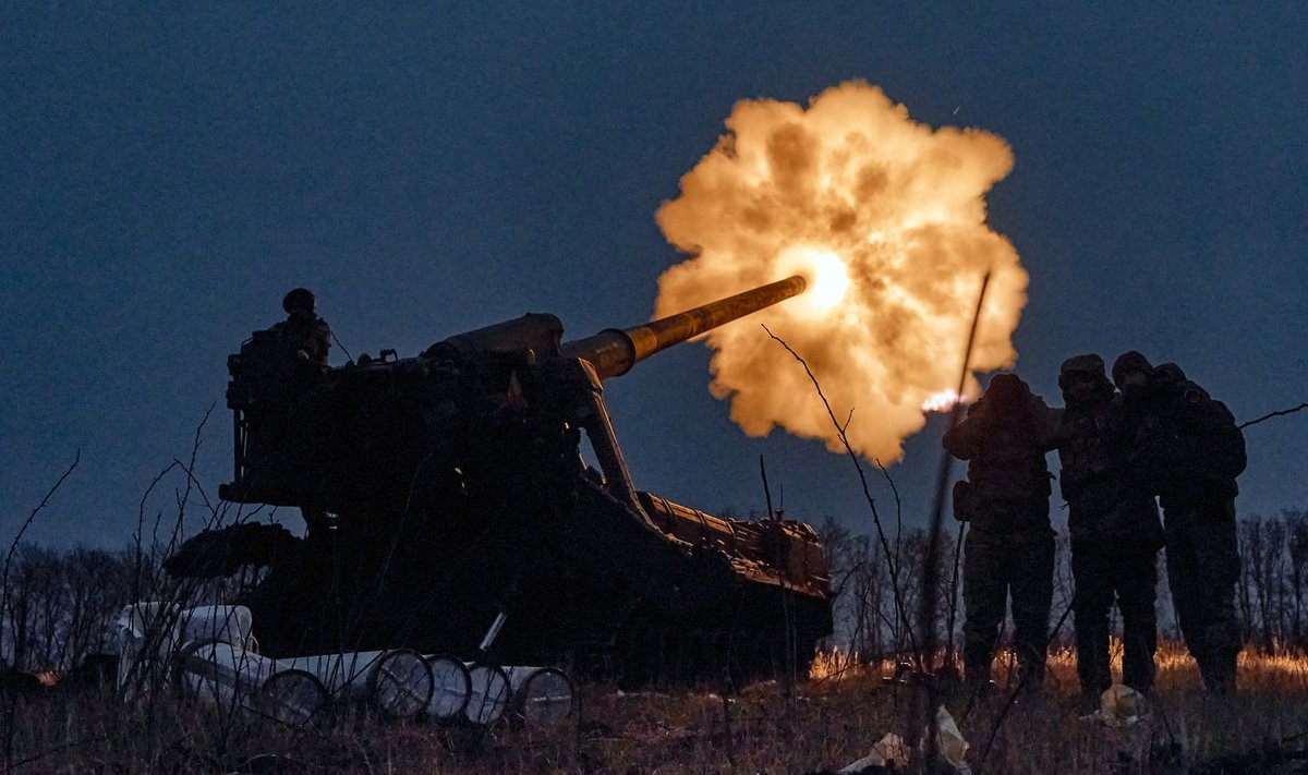 Ukraina sõdurid tulistamas suurtükist Pion Vene positsioonide pihta, Bahmutis.