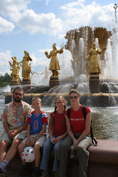 Viljar ja Britt Tulit koos laste Kaspari ja Monikaga Moskvas.