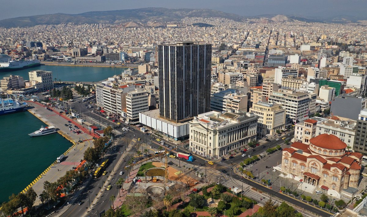 Piraeuse torn Kreekas on üks hoonetest Euroopas, mida täna renoveeritakse Renoveerimislaine raames. Hoonest peaks saama Kreeka kõige rohelisem hoone. Ehitise fassaad kaetakse päikesepaneelidega, aknad on valmistatud taaskasutatud klaasist ja igal parkimiskohal on elektriauto laadija.