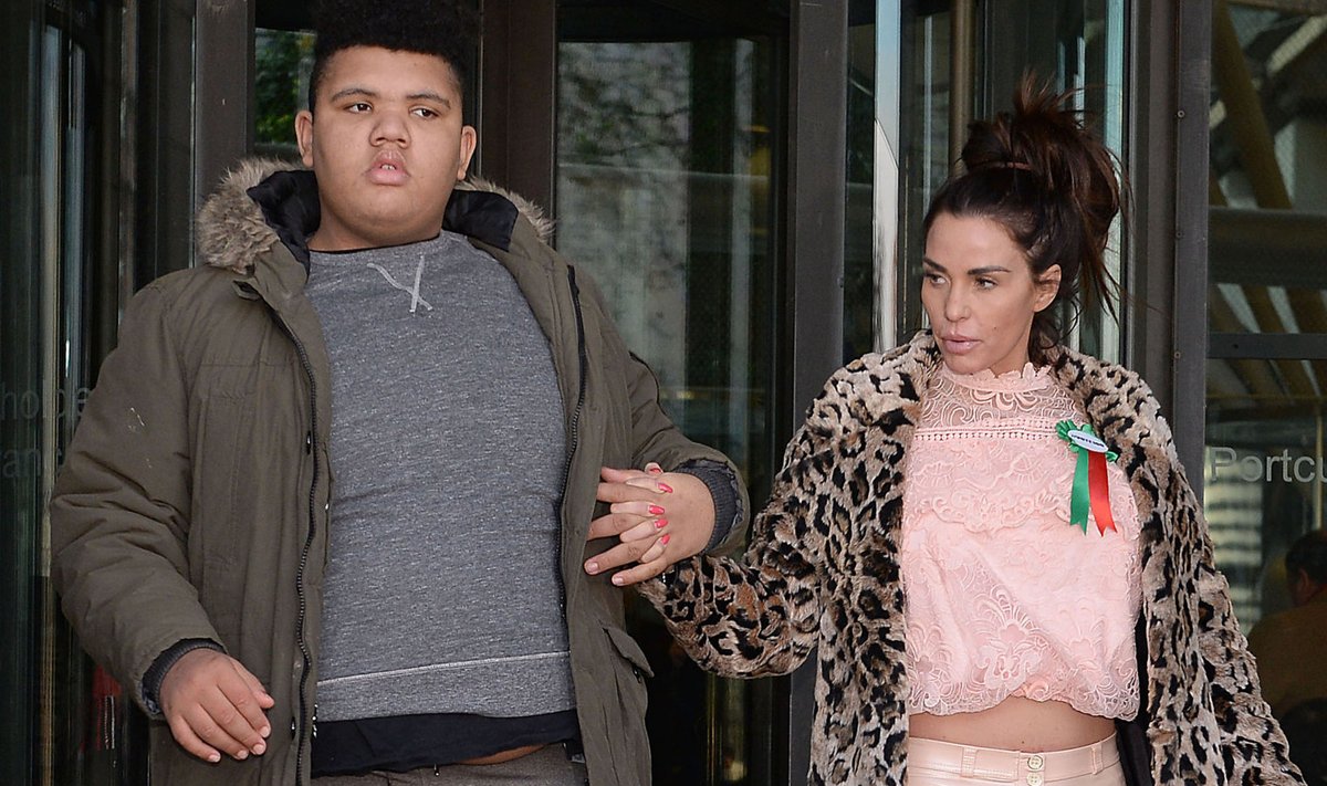 Katie Price koos poja Harveyga
