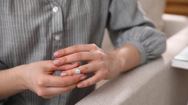 Suvel abielu lahutanud Kristi: lahutuse jõustudes vaatasin oma käsi, mida ehtisid kolm endiselt abikaasalt saadud sõrmust