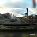 LUGEJA VIDEO: Autojuht sõidab punase tule alt läbi otse teed ületavate inimeste sekka