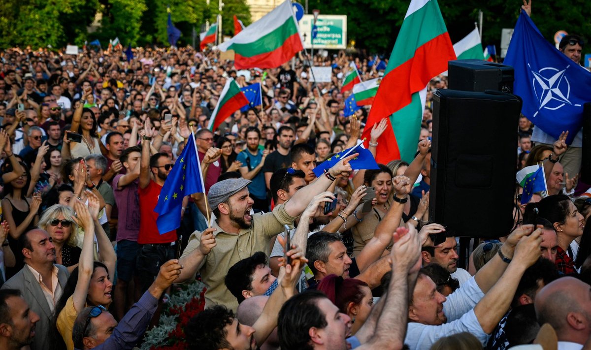 Sofias kogunes rahvas pärast umbusaldushääletust parlamendihoone ette valitsusele toetust avaldama.