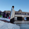 ФОТО и ВИДЕО: В Нарве крещенские купания прошли в очень мелком месте