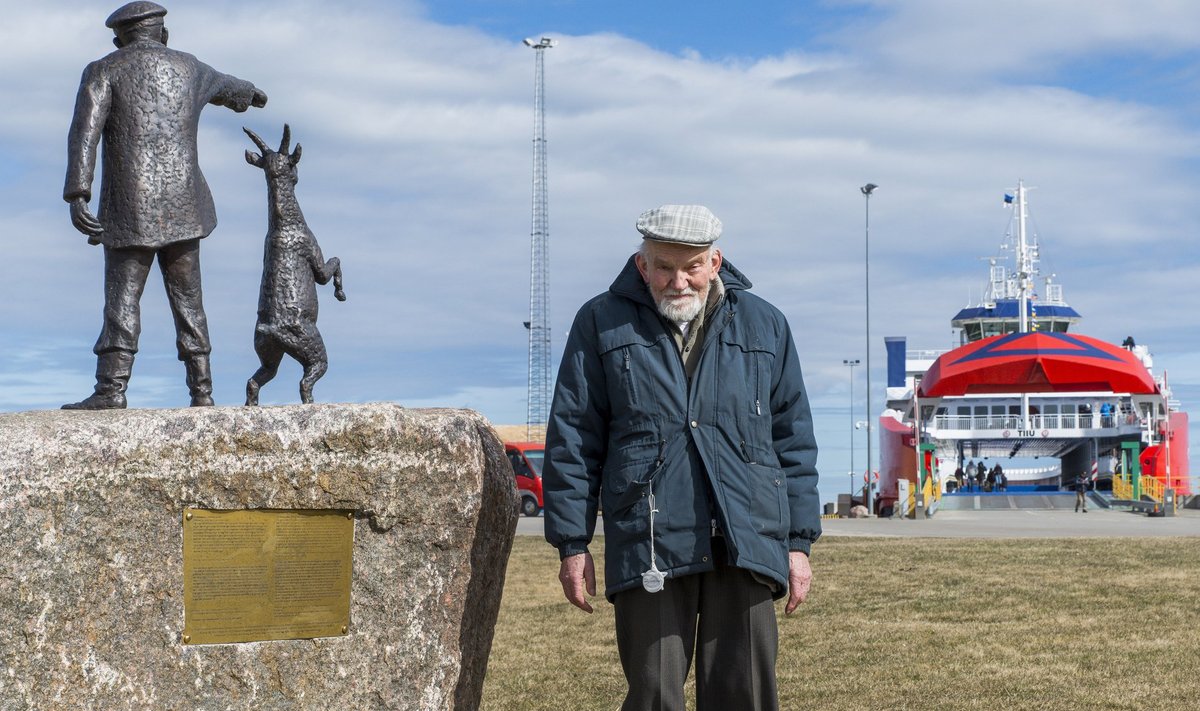 Heltermaa sadamahoone vastas suurel kivirahnul seisab Simson von Seakylli ja Paul Männi skulptuur “Vanamees kitsega”. Mehe prototüübiks on Tõnu Otsason.