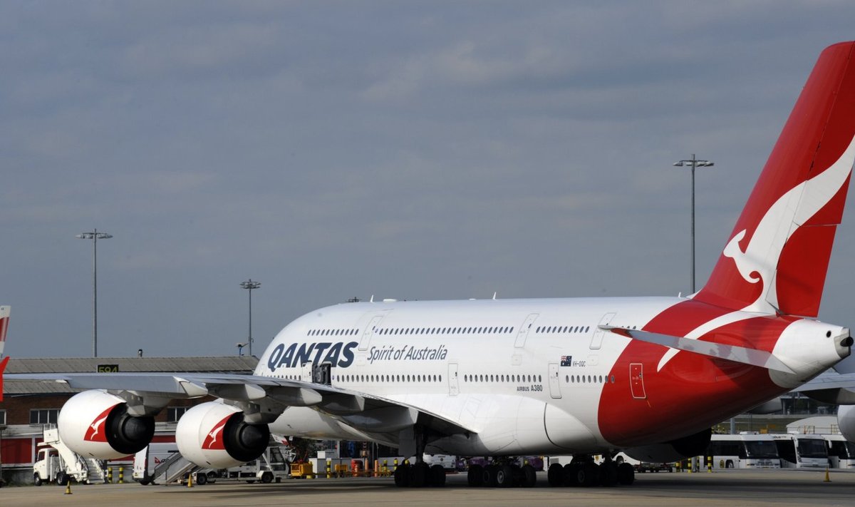 Qantase värvides A380: reisijad istuvad kahel korrusel.