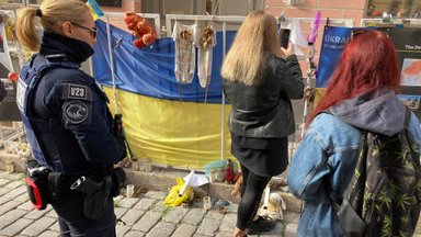 ФОТОНОВОСТЬ  |  У посольства РФ повесили розовый вибратор. Полиция попросила убрать