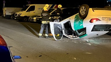 ФОТО | В Ласнамяэ легковушка Bolt Drive протаранила припаркованные авто и перевернулась 