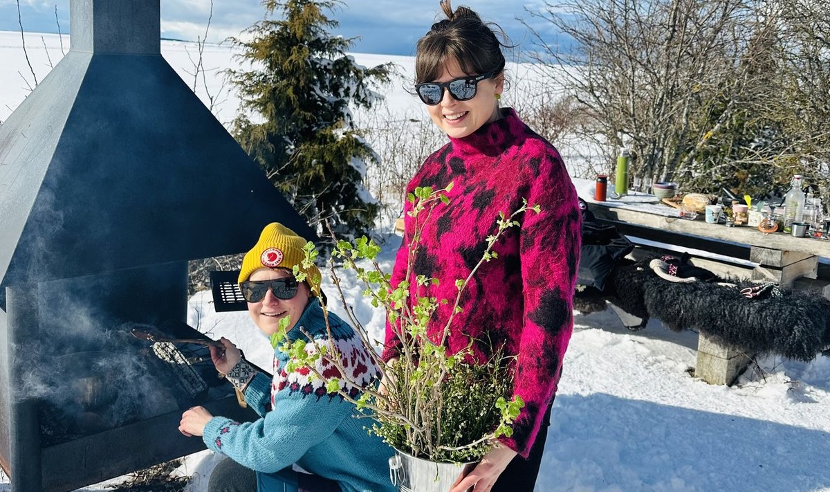Hele-Mai (vasakul) ja Maret tunnevad end lumises metsas sama hästi kui jaanilõkke ääres.