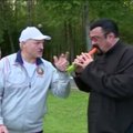 VIDEO: Valgevene liider Lukašenka toidab Steven Seagalit porgandiga