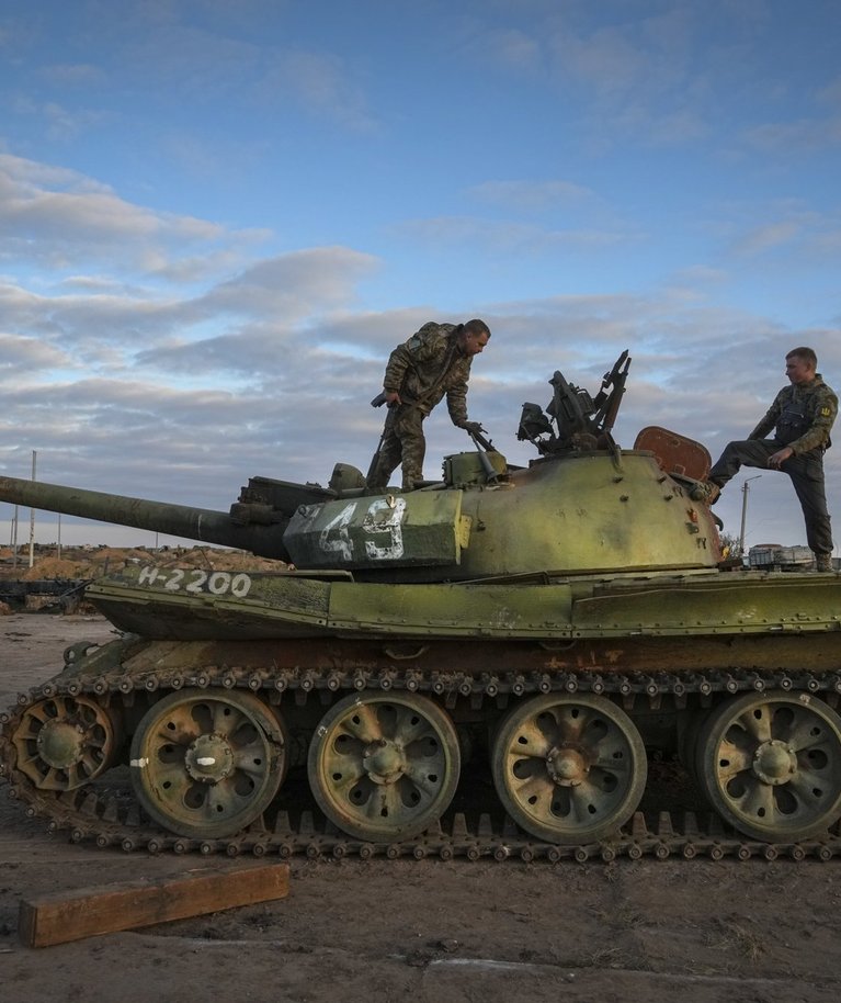Ukraina sõdurid vaatavad üle kahjustatud Vene tanki. Foto tehtud Hersoni lähistel 15. novembril 2022.
