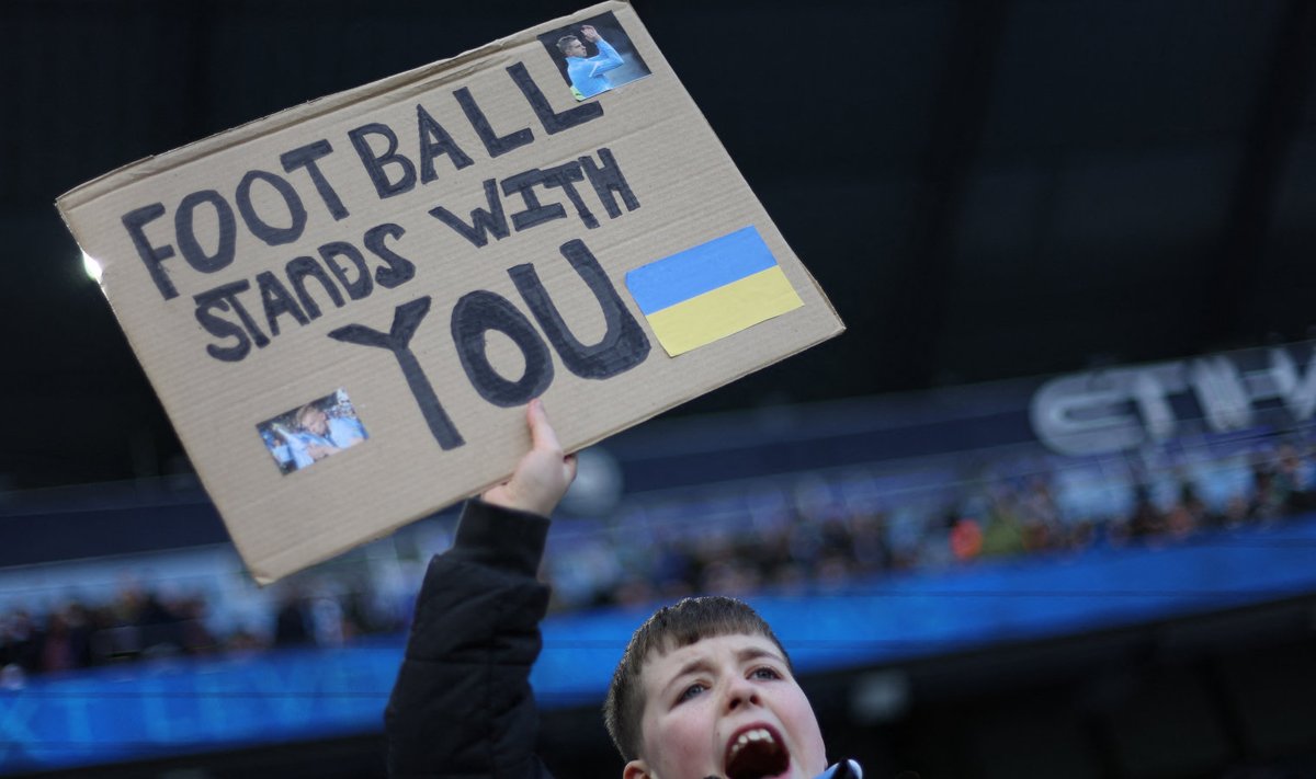 Ukraina toetuseks tehtud plakat Premier League'i mängul.