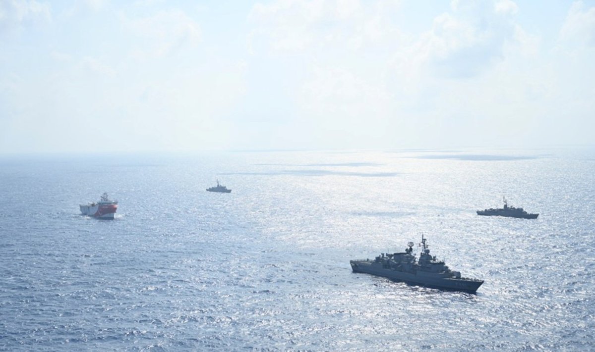 Türgi kaitseministeeriumi pilt Kreeka majandusvööndisse suunduvat uurimislaeva saatvatest sõjalaevadest
