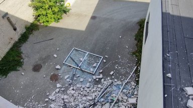 FOTOD | Lasnamäel toimunud plahvatus rebis katki hoone aknad ja seina