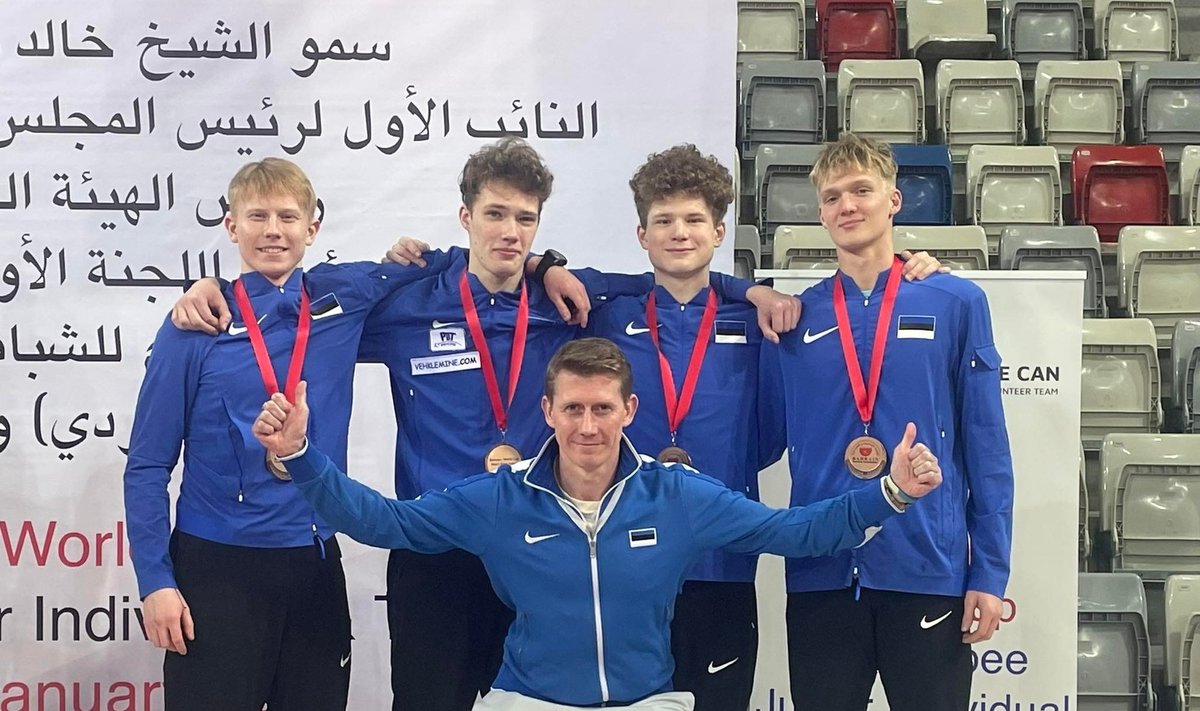 Eesti vehklemisjuunioride koos treener Juhan Salmiga