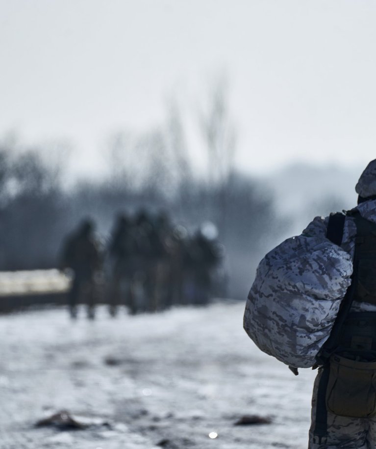 Ukraina sõdurid kõndimas rindel oma positsioonidele. Foto tehtud 8. veebruaril Bahmutis.